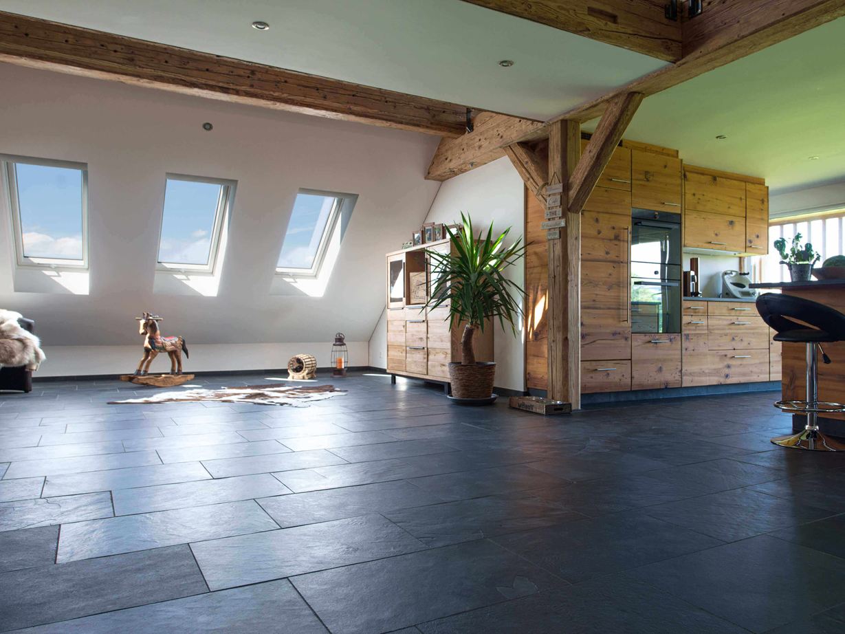 Salon moderne et rustique avec des carreaux d'ardoise foncés