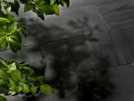 Gespaltene Schiefer-Platten Black Rustic und Naturzweige