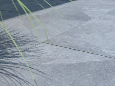 L'ombre d'un palmier sur le dallage imitation ardoise Alpine Grey