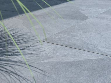 L'ombre d'un palmier sur le dallage imitation ardoise Alpine Grey