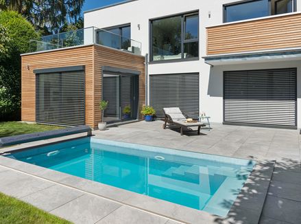 Une maison moderne avec piscine et dalles imitation ardoise Alpine Grey en grès cérame