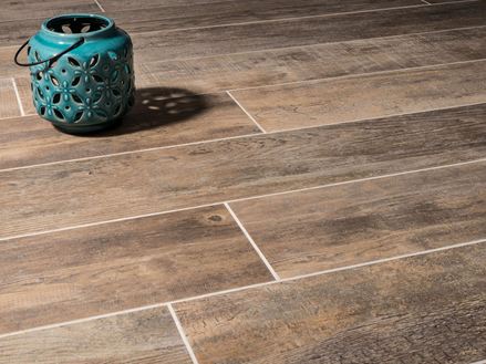 Holzoptikplatten Indie Nova mit Laterne