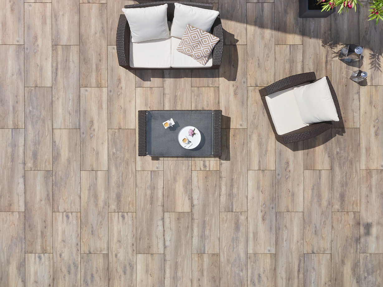 Terrasse avec mobilier d'assise et dalles imitation parquet du haut