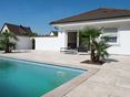 Maison avec piscine et sol travertin Medium Line comme revêtement de terrasse