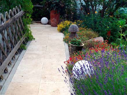 Chemin de jardin avec clôture en bois et parterre sauvage en travertin Medium Select