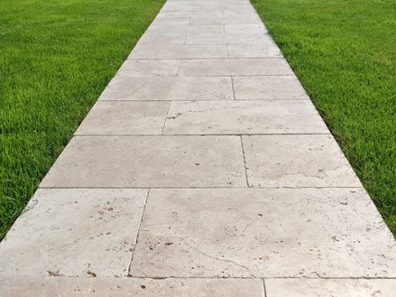 Chemin de jardin en dalles de travertin Medium sur du gazon