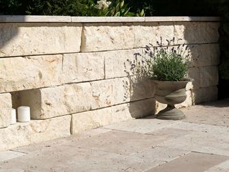 Mur en pierre naturelle avec pot de lavance et dallage en travertin Medium