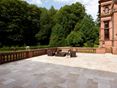Une terrasse ensoleillée avec vue sur la forêt Grande terrasse avec dallage en travertin Medium et forêt en arrière-plan
