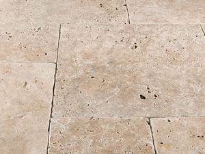 Gros plan sur les dalles en travertin beige vieilli Medium