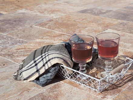 Plateau avec boissons et petite couverture sur la terrasse de travertin Scabas