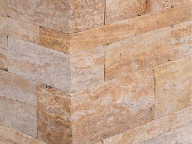 Zoom sur un muret en travertin Gold Rustic