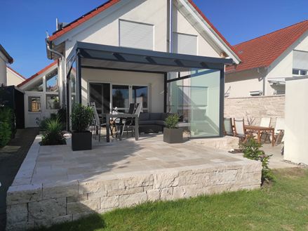 Pierres de taille Tarvertin Medium Select Rustic avec maison et terrasse