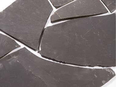 Gros plan sur les dalles polygonales en basalte Brasil Black