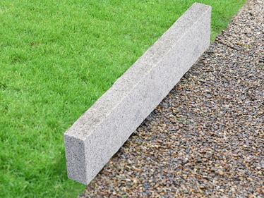 Granit Silver Classico Bordure de pelouse avec gazon et gravier