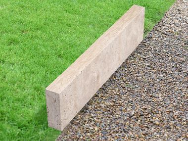 Bordure de pelouse Travertin Medium Select avec gazon et gravier
