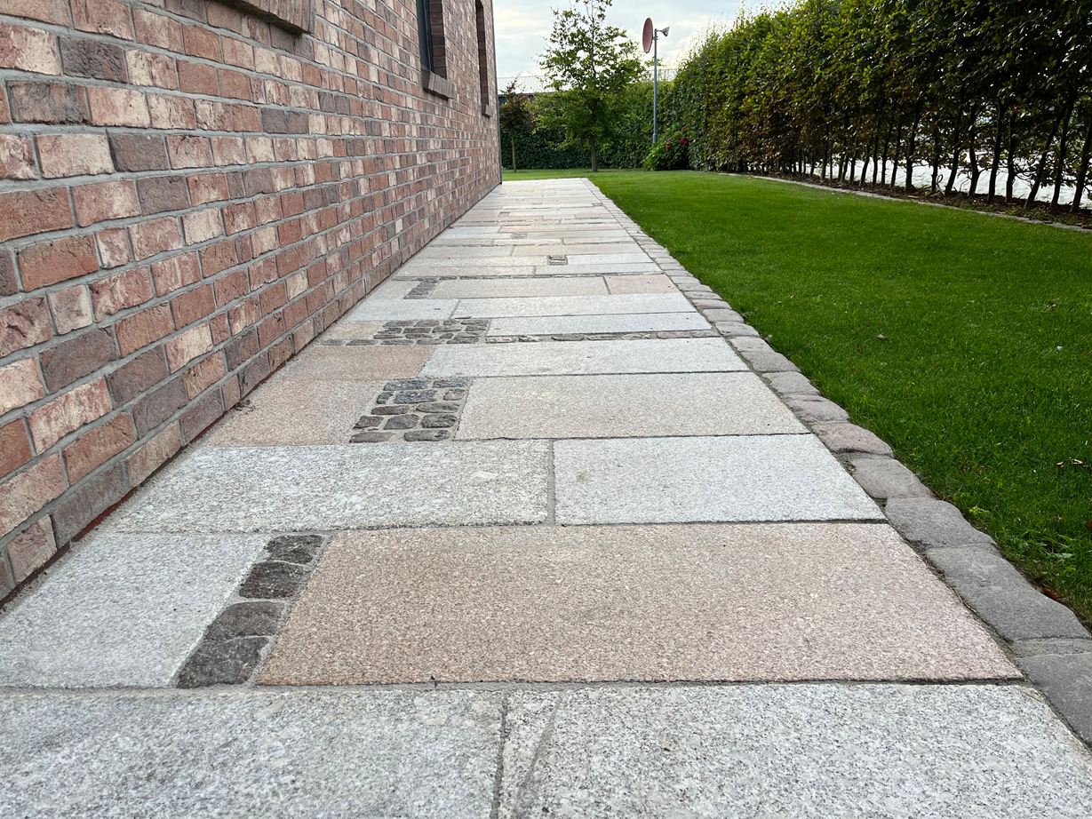 Girona Antique sur un chemin de jardin contre la maison