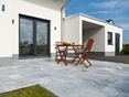 Le marbre se marie bien avec cette maison moderne Une terrasse en dalles de pierre naturelle en marbre Afyon Grey