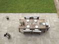 Transformez votre terrasse en coin de paradis moderne Une terrasse décorée du dallage à l'effet béton beige Concrete Sand et d'un salon de jardin