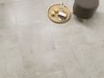  Un tabouret, un plateau et du savon posés sur le dallage effet béton Concrete Stone