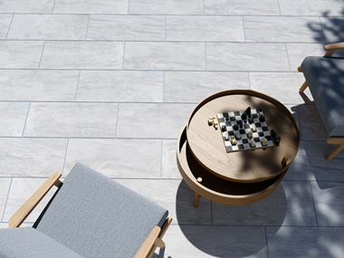 Vue sur une terrasse avec des dalles imitation quartzite Monro Light et des meubles d'extérieur