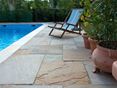 Ce grès habille votre terrasse de manière unique Chaise longue et plantes méditerranéennes sur dalles de pierre naturelle en grès clair directement au bord de la piscine