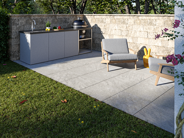 Terrasse avec dalles imitation pierre Classic Grey 3 cm et cuisine extérieure
