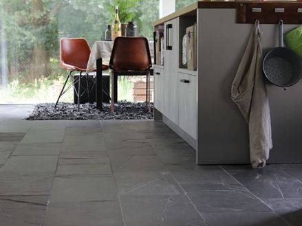 Ardoise Black Rustic dans la cuisine avec chaise à cuvette