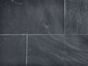 Vue sur les carreaux d'ardoise Black Rustic posés et leurs joints clairs