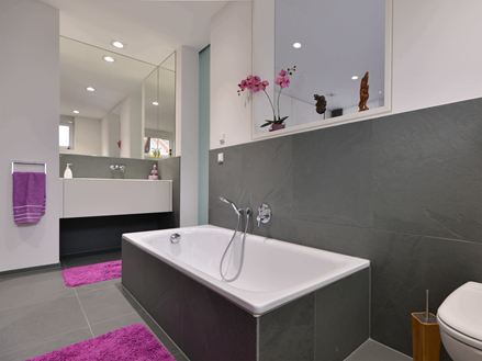 Badezimmer mit Schiefer Grey Slate als Bodenbelag, Wandverkleidung und Badewannenverkleidung