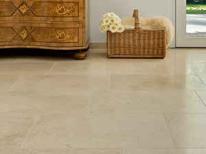 Gros plan sur les carrelages de calcaire beige clair Cleopatra Light
