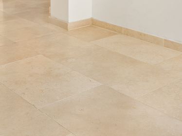 Gal1_Carrelage en calcaire Cleopatra Light, couloir