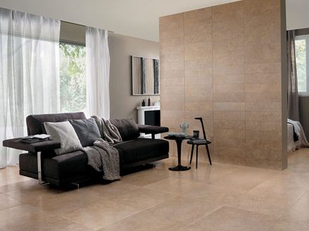 Le carrelage Italian Beige est posé au sol ainsi qu'au mur dans ce salon