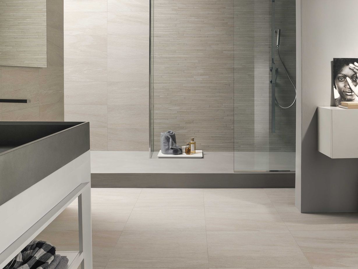  Mountain Beige en grès cérame effet pierre au mur comme au sol dans la salle de bain.