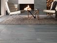 Un salon naturel et moderne grâce à Mountain Grey La soirée idéale : lire au coin du feu sur un carrelage effet pierre Mountain Grey.