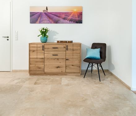 Carrelage en travertin Ivory Classic, tableau de champ de lavande au dessus d'une commode