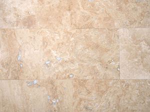 Travertinfliese Ivory Classic mit schmalen Fugen