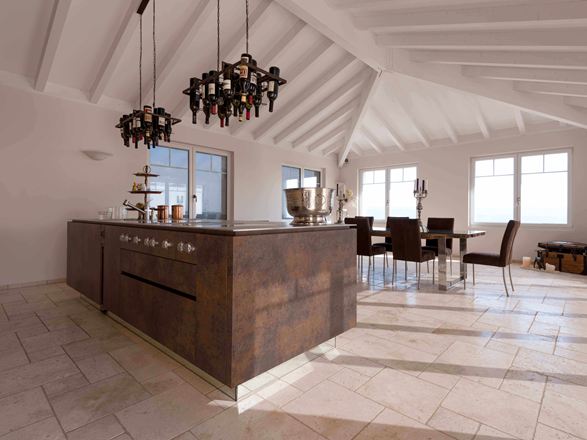 Salle à manger lumineuse avec dalles de travertin comme revêtement de sol