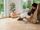 Travertin-Light-Shooting, femme sur chaise longue caressant le sol