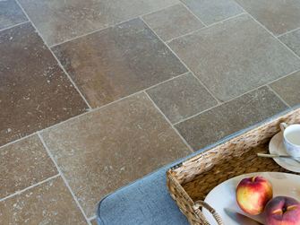 Carrelage en travertin Noce, panier avec pêches