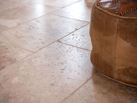 Carreaux de travertin Rustic avec pouf