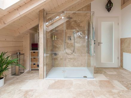 Carreaux en travertin Rustic dans la salle de bains avec douche
