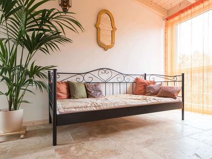 Chambre à coucher avec lit, plante et travertin Rustic au sol