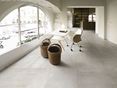 La tendance de l'imitation béton : Concrete Sand Un bureau moderne grâce au carrelage Concrete Sand et son aspect béton