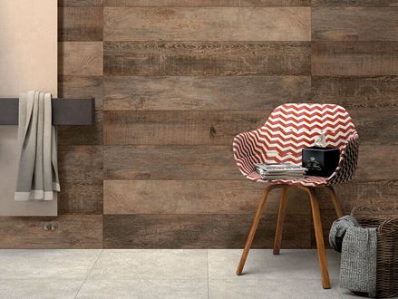 Geflieste Wand mit Feinsteinzeugfliesen Indie Nova, davor ein bunter Stuhl
