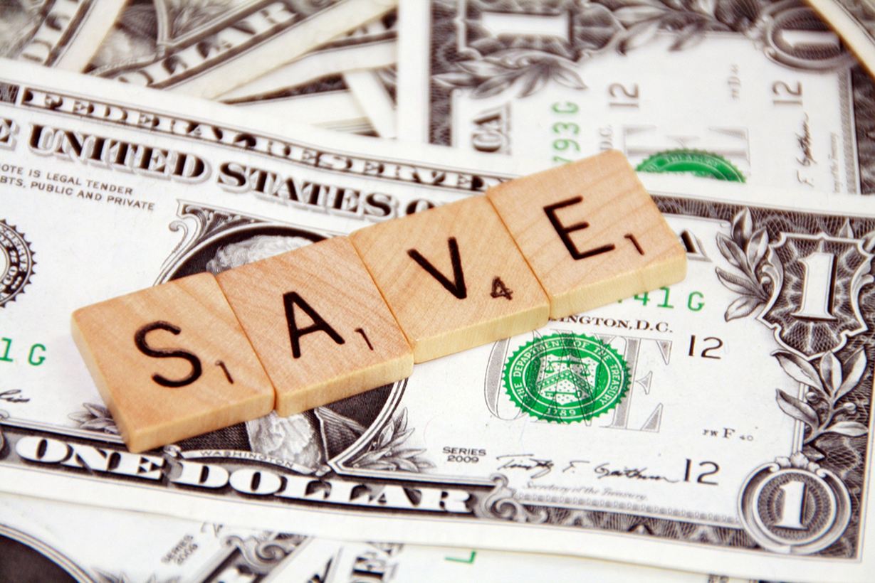 Briques de Scrabble forme le mot "save" sur les billets de dollars