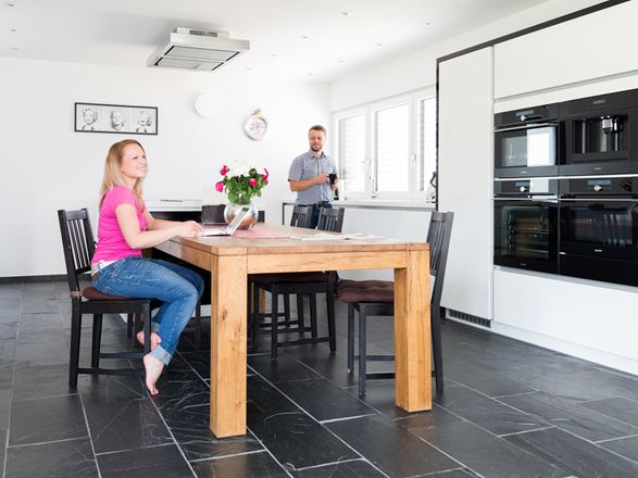 Cuisine, ardoise Black Rustic et table en bois personnes à table
