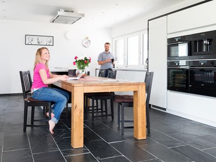 Cuisine, ardoise Black Rustic et table en bois personnes à table