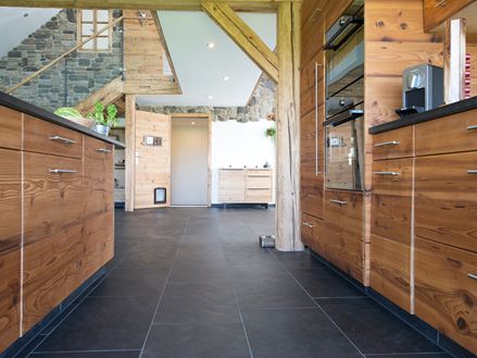 Rien de plus tendance que la combinaison de la pierre naturelle à du verre, du bois et une petite touche de verdure
