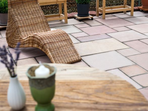 Une magnifique terrasse Modak en grès posée en opus romain