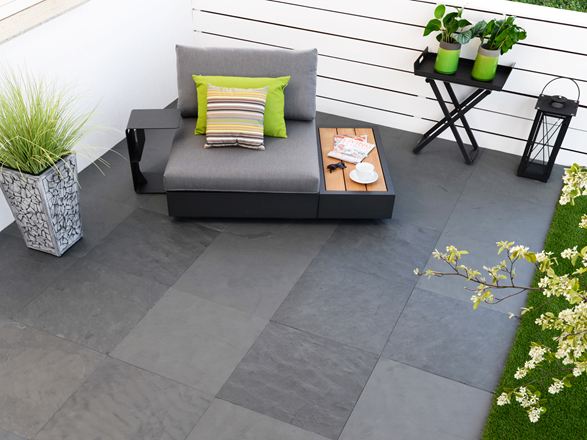 Terrasse avec dalles en grès cérame aspect ardoise et mobilier de jardin moderne
